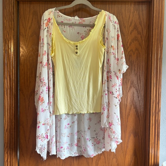 Francesca’s Emory park kimono and yellow tank - Picture 2 of 13
